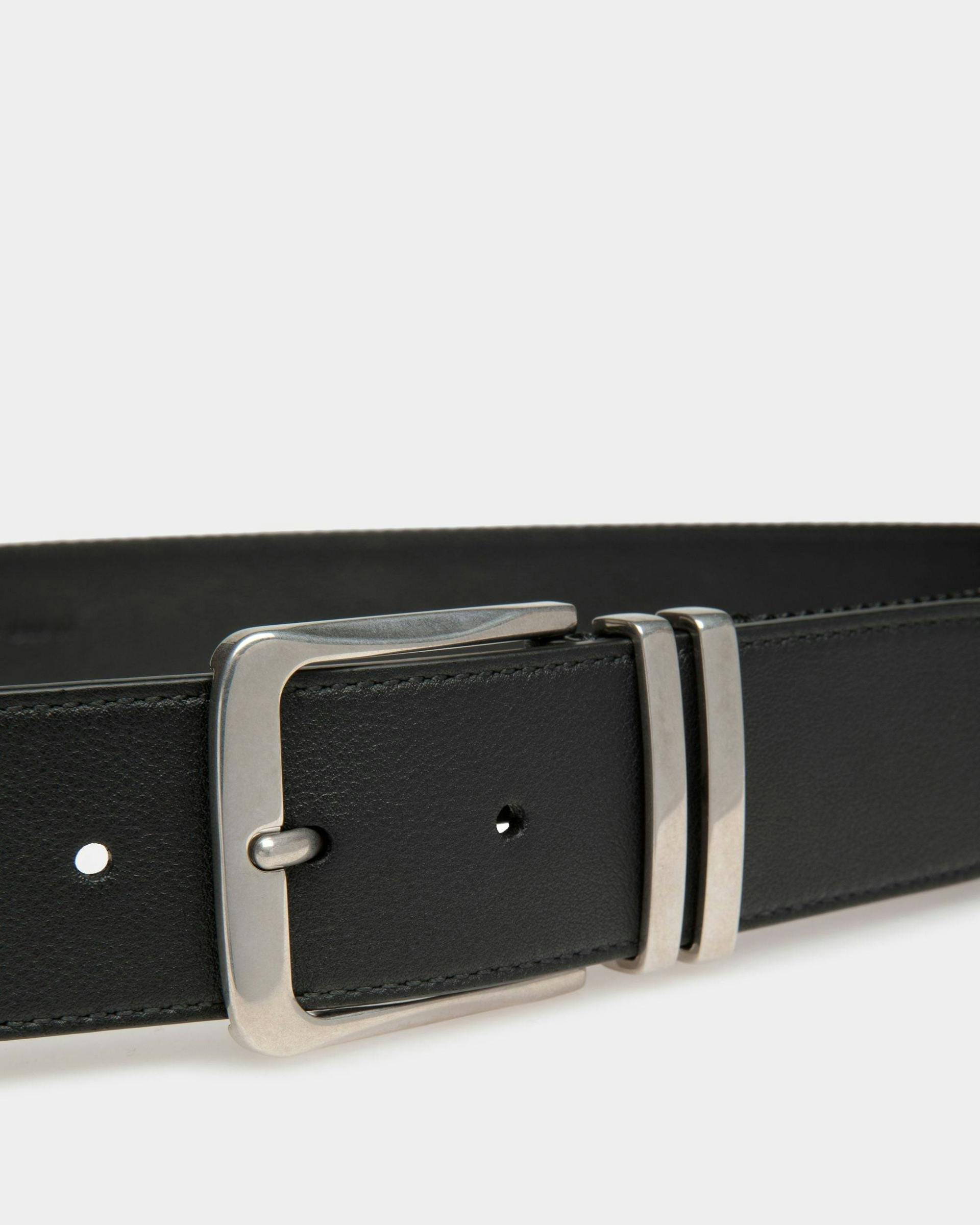 Men's Casual Fixed 40mm Belt In Black Fabric And Leather | Bally | On Model Front