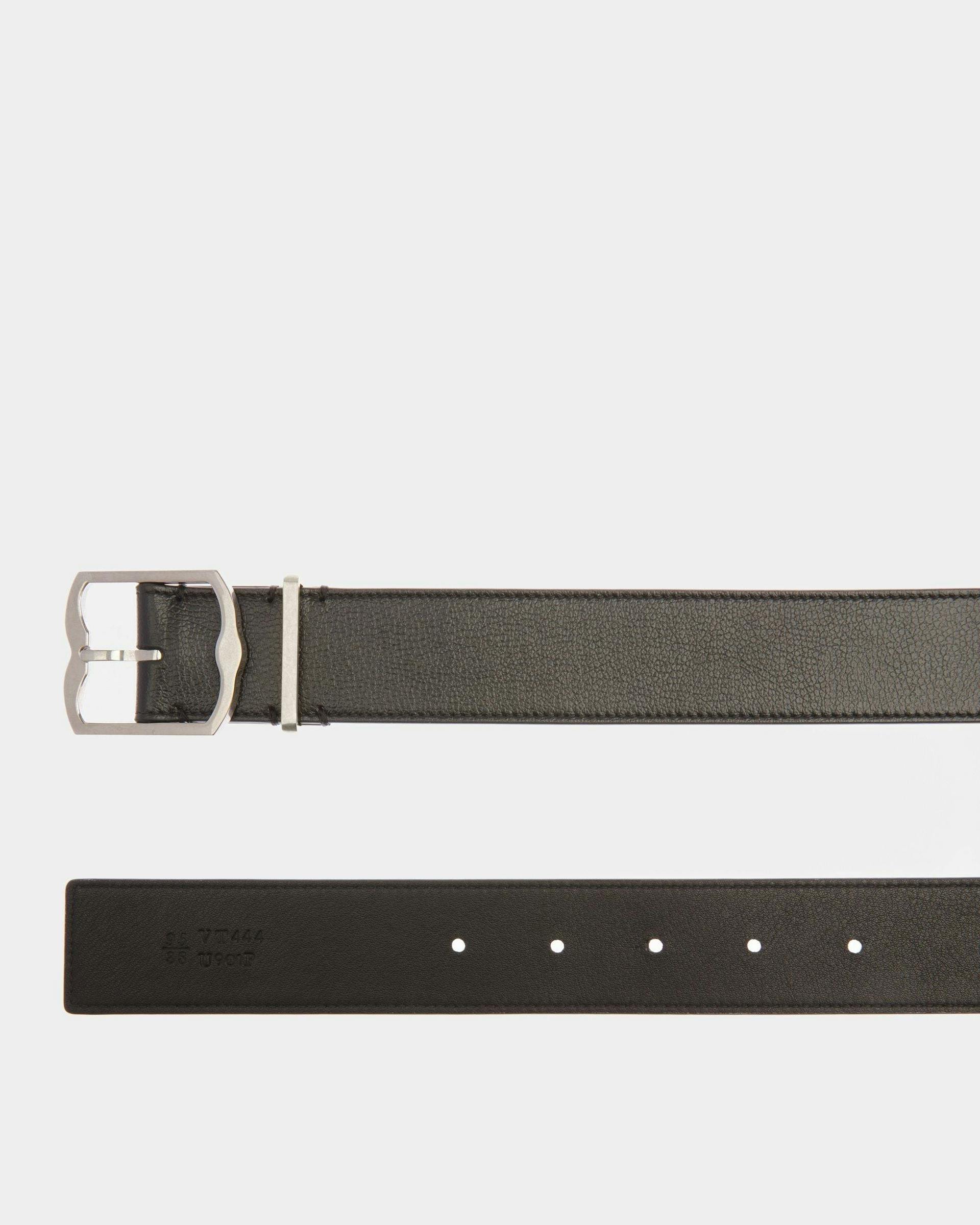 Men's Emblem Fixed 35mm Dress Belt In Black Leather | Bally | Still Life Detail