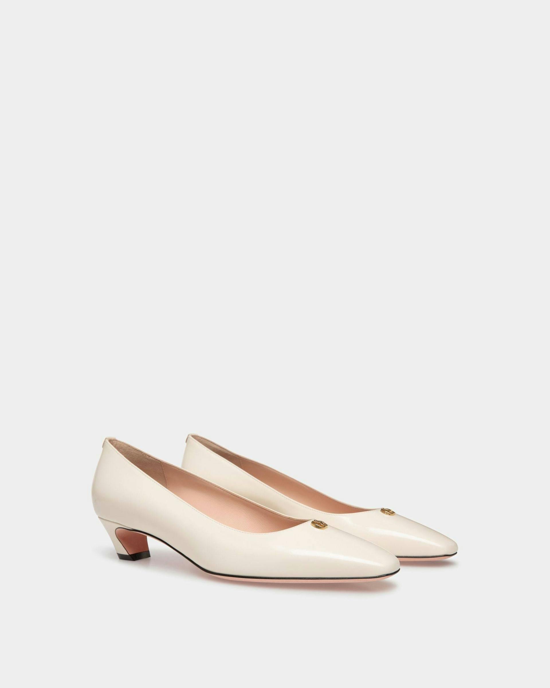 Women's Sylt Pump In White Leather | Bally | Still Life 3/4 Front
