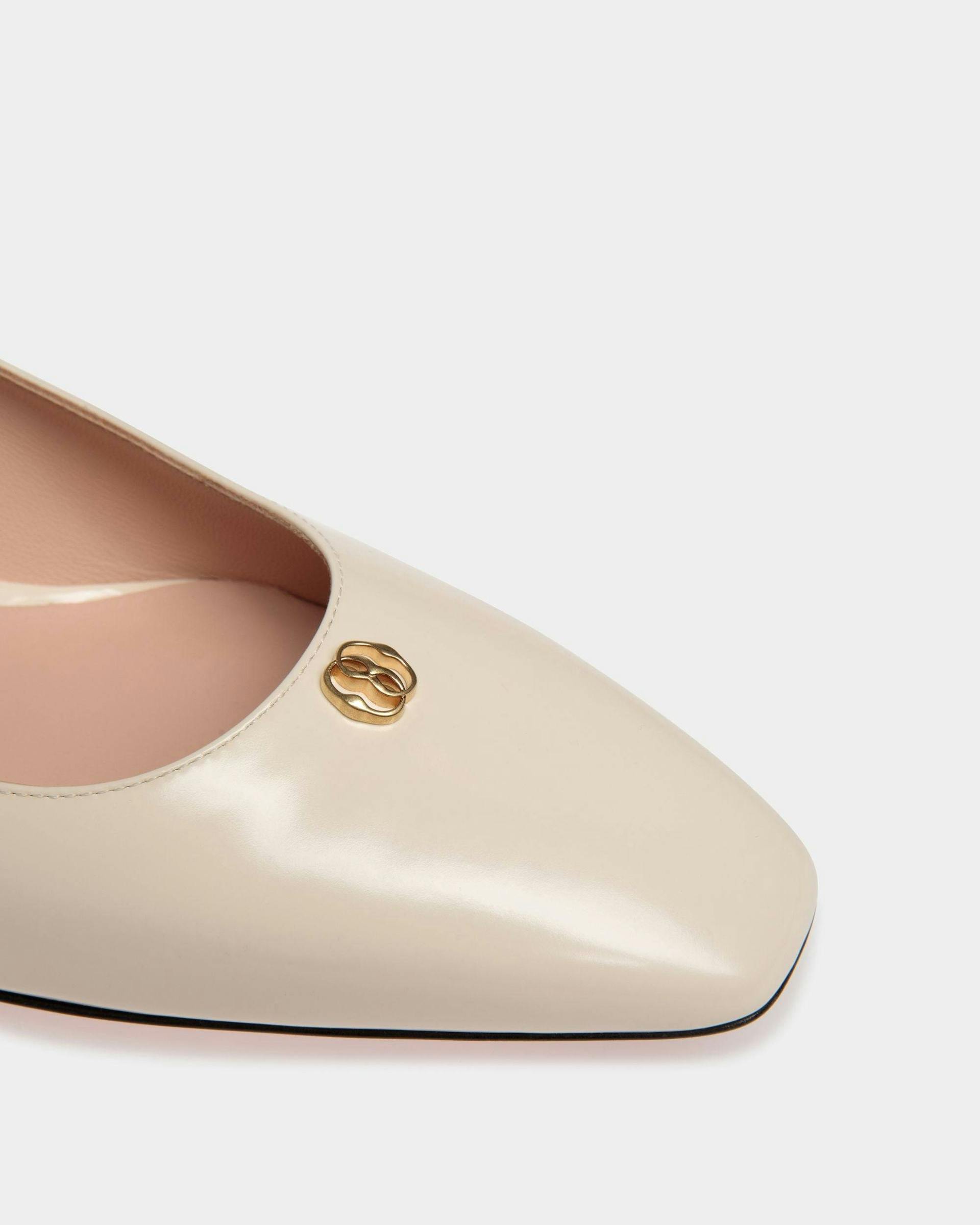 Women's Sylt Pump In White Leather | Bally | Still Life Detail