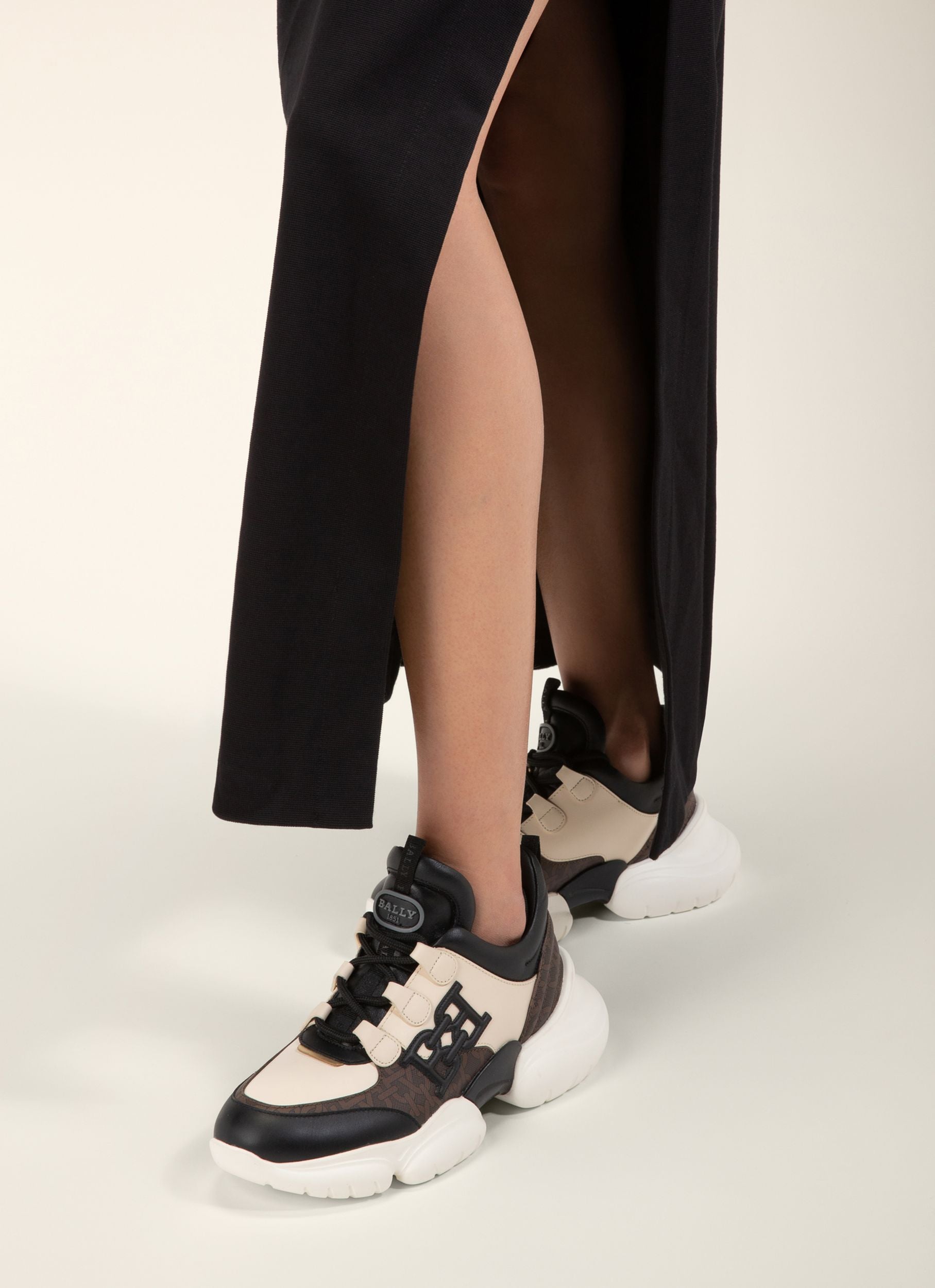 Claires Sneakers En Cuir Noir Et Ivoire - Femme - Bally - 06