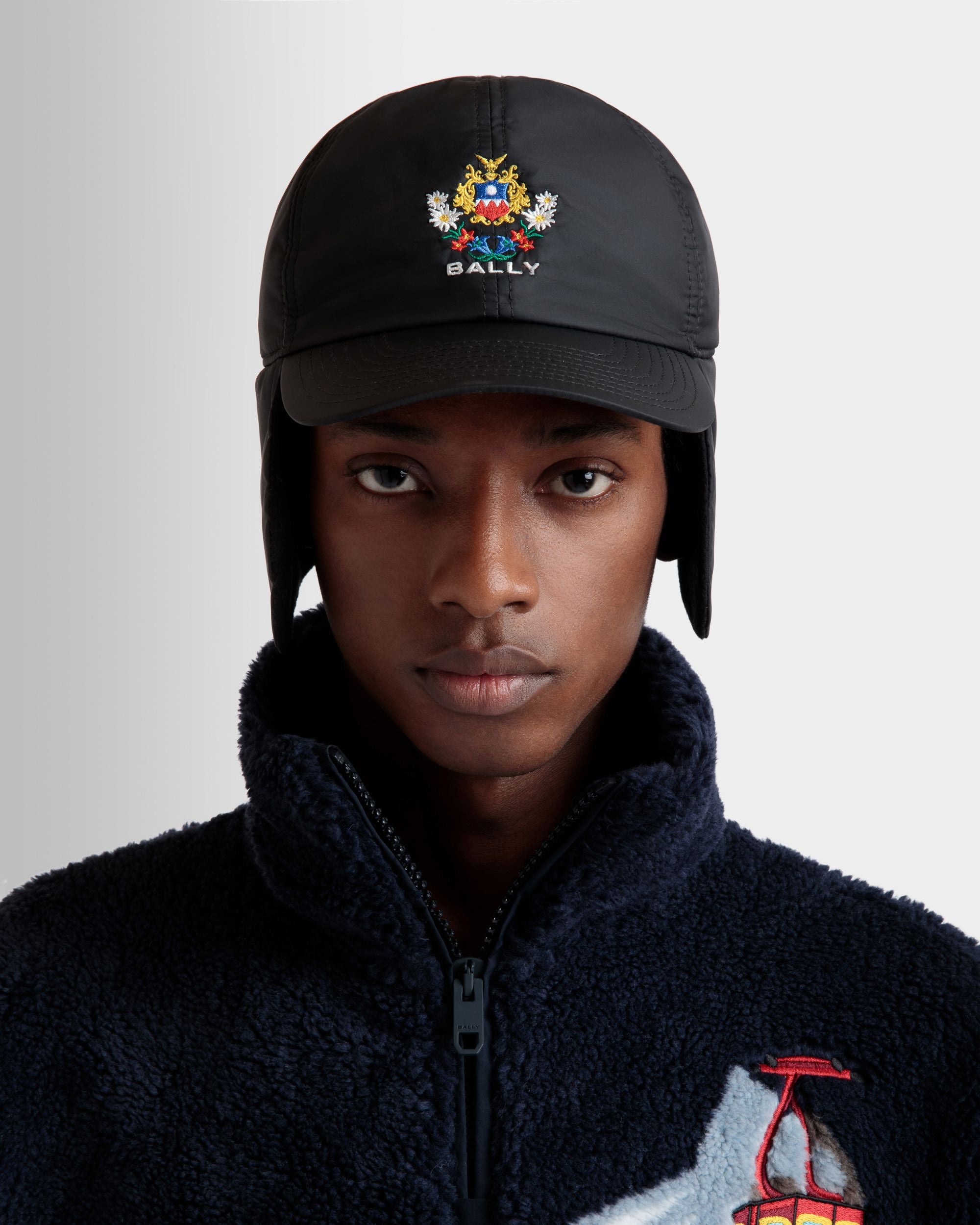 Chapeau Aviateur De La Capsule D’hiver En Nylon Recyclé Noir Orné De Fleurs Des Alpes - Homme - Bally - 02