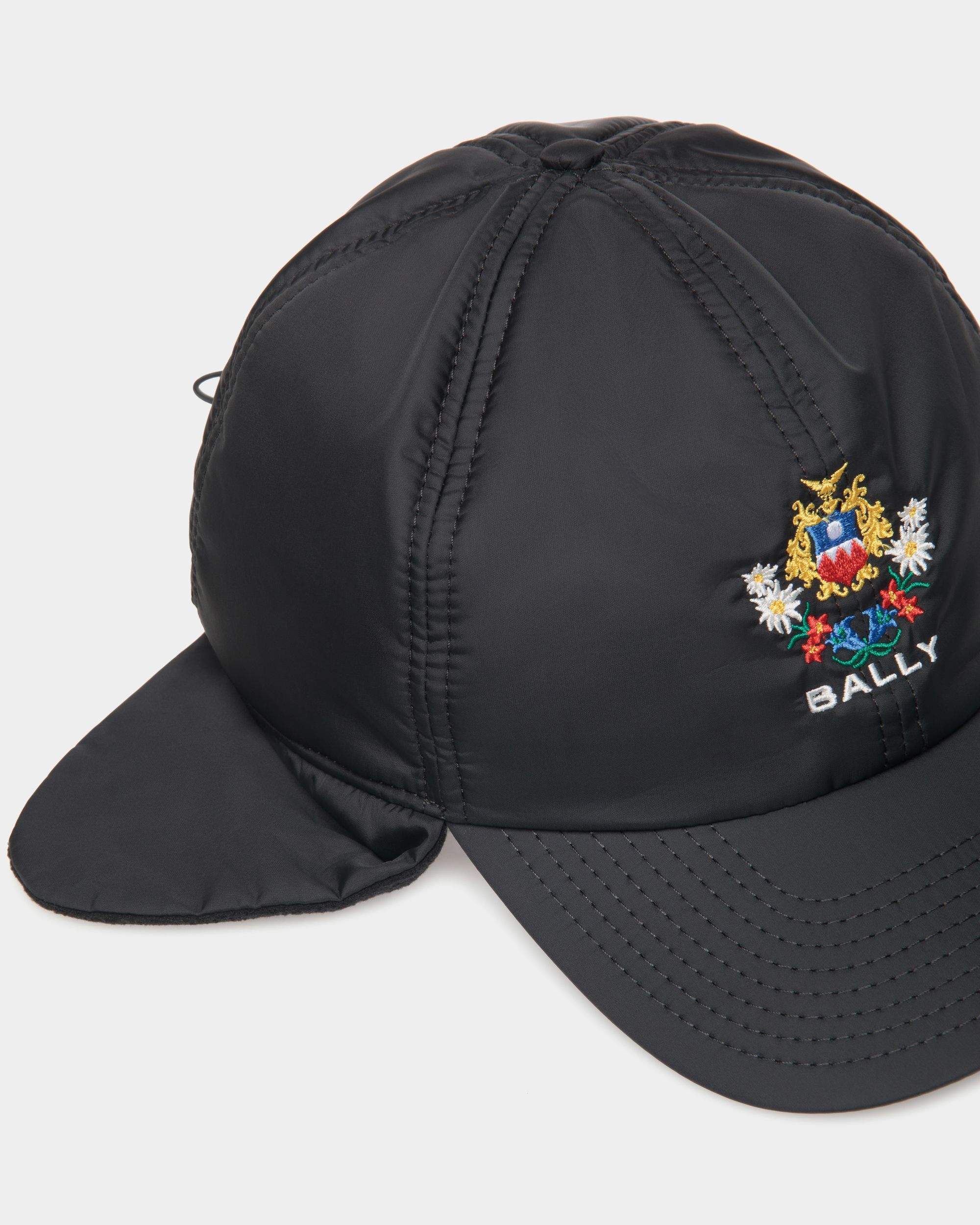 Chapeau Aviateur De La Capsule D’hiver En Nylon Recyclé Noir Orné De Fleurs Des Alpes - Homme - Bally - 04