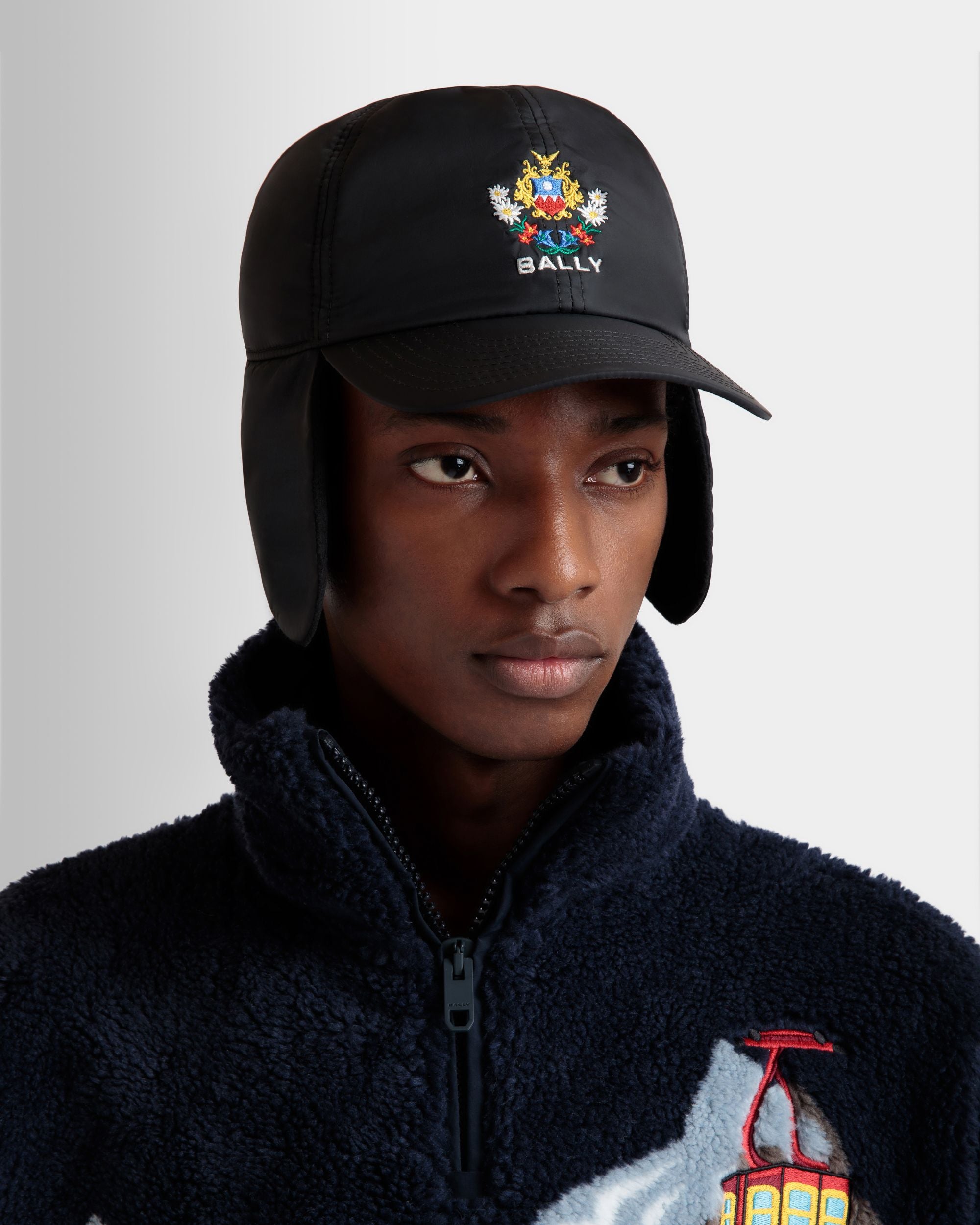 Chapeau Aviateur De La Capsule D’hiver En Nylon Recyclé Noir Orné De Fleurs Des Alpes - Homme - Bally - 05