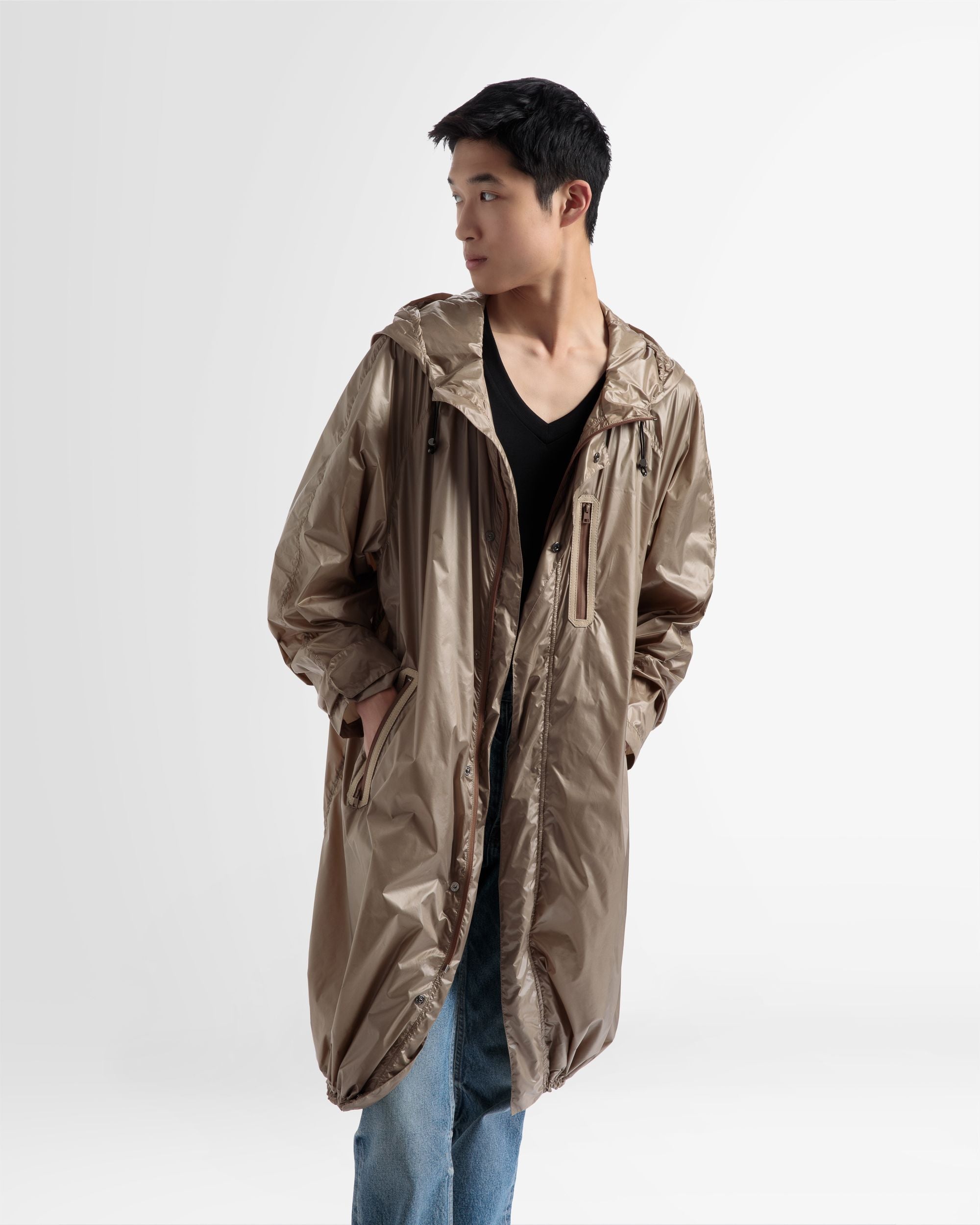 Cape Imperméable À Capuche En Tissu Technique Couleur Désert - Homme - Bally - 02