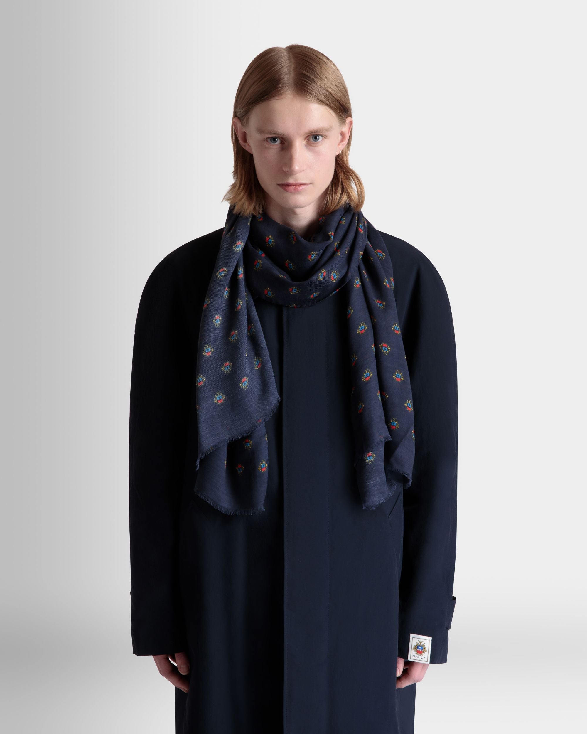 Écharpe Avec Imprimé Bally Crest All-Over En Modal Et Cachemire Navy Blue - Homme - Bally - 02