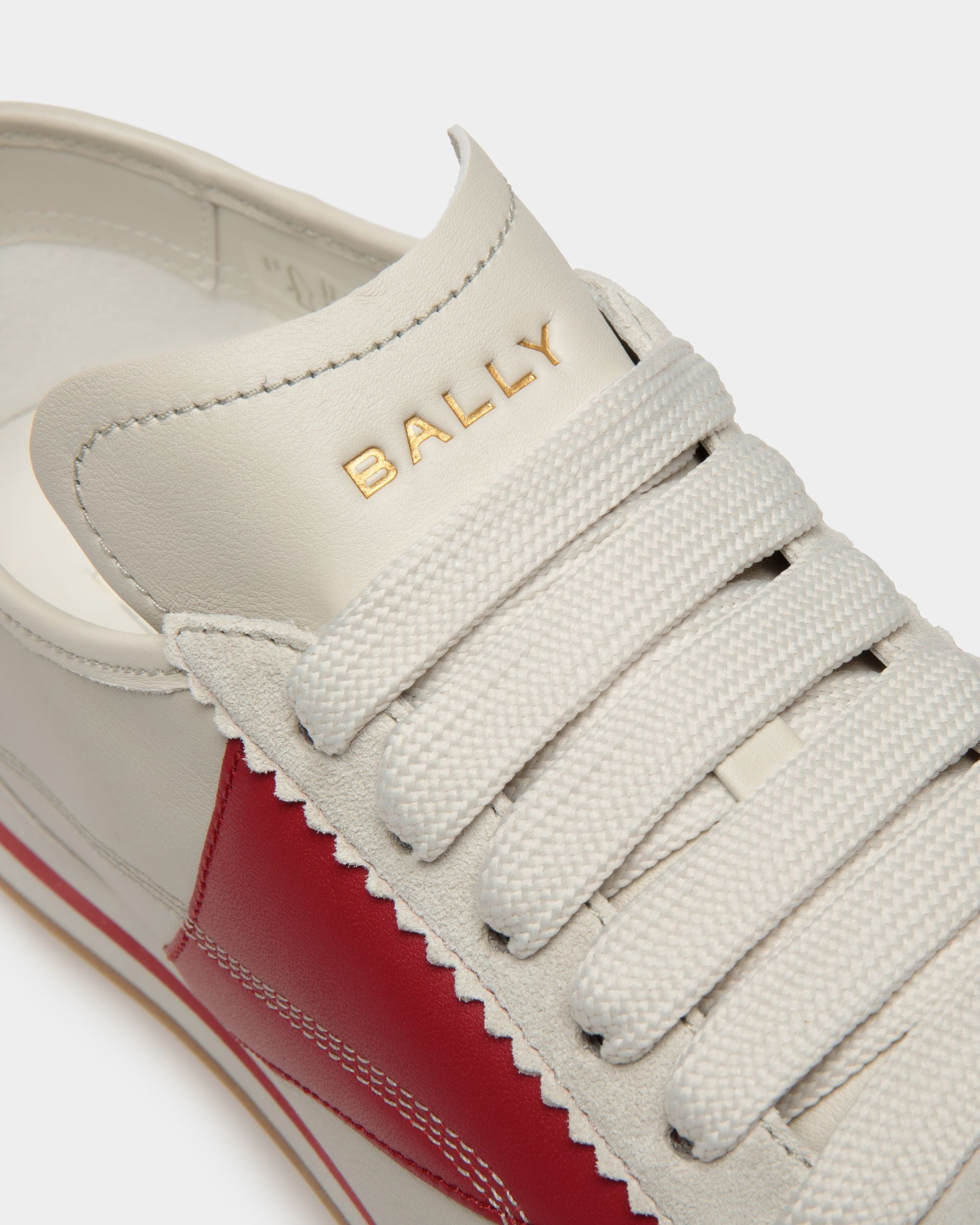 Sneakers Sussex En Cuir Blanc Poussière Et Rubis Profond - Homme - Bally - 05
