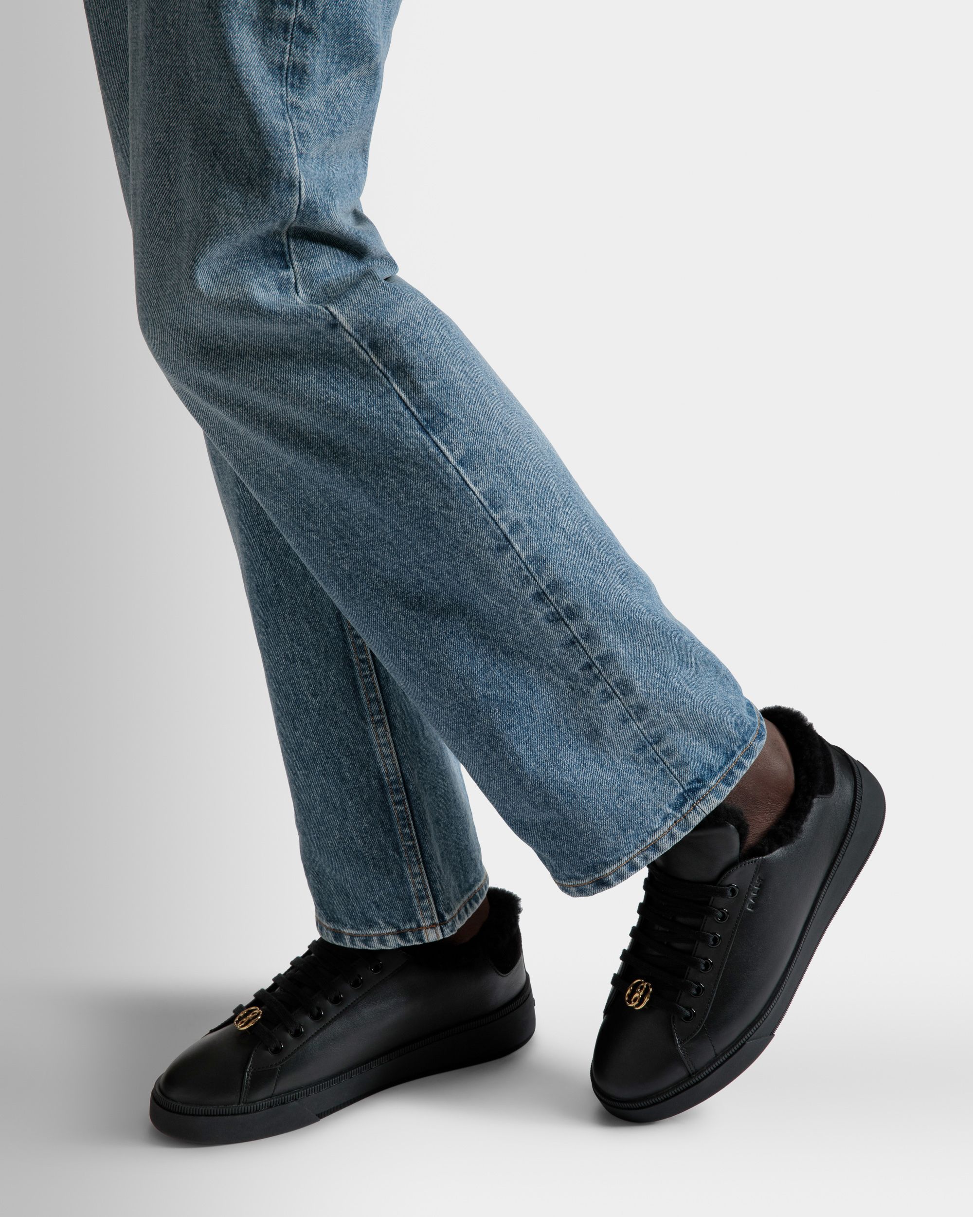 Ryver | Sneakers pour homme | Cuir noir | Bally | Sur mannequin Gros plan