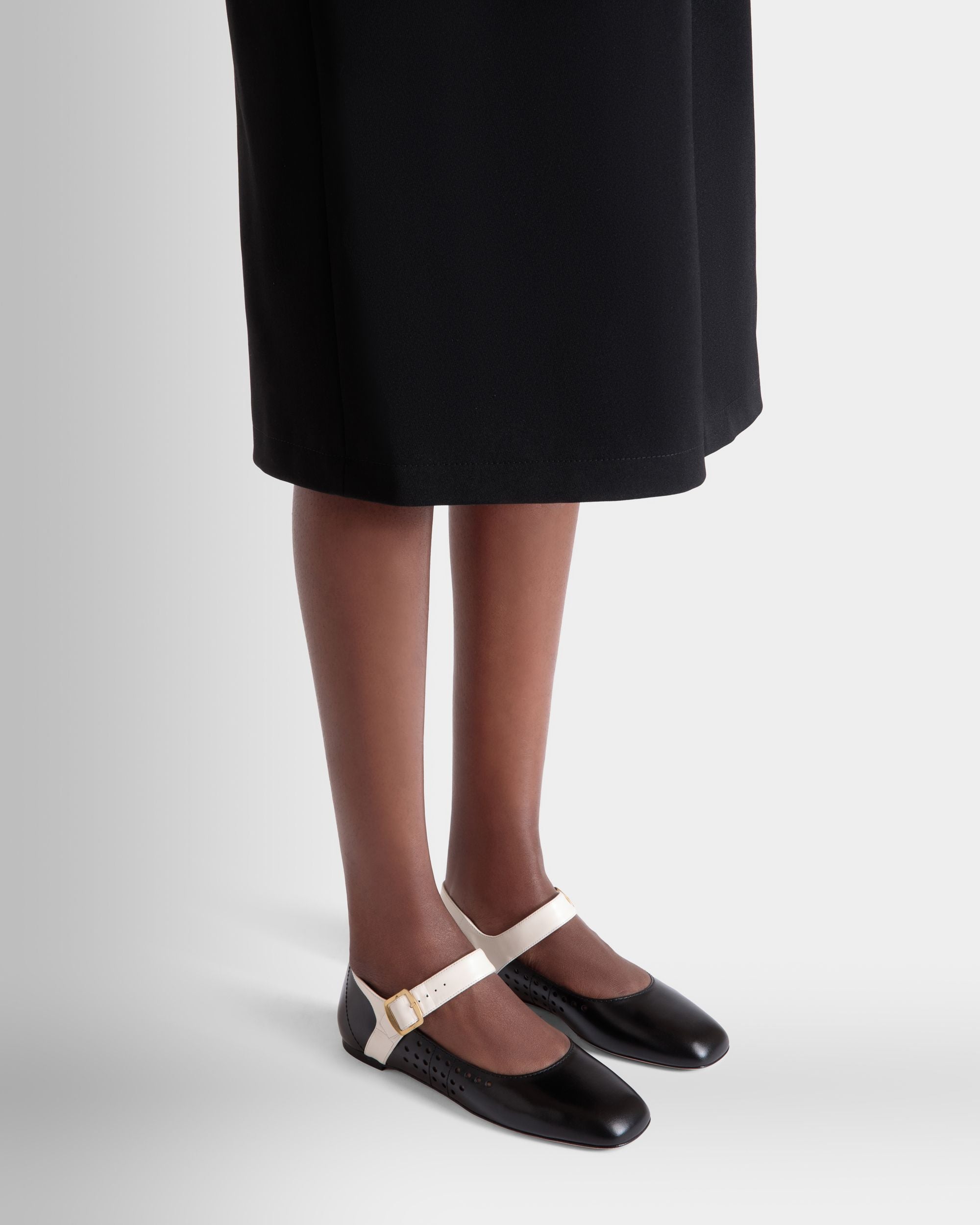 Chaussure À Talon Plat Ballyrina En Cuir Noir Et Blanc - Femme - Bally - 02