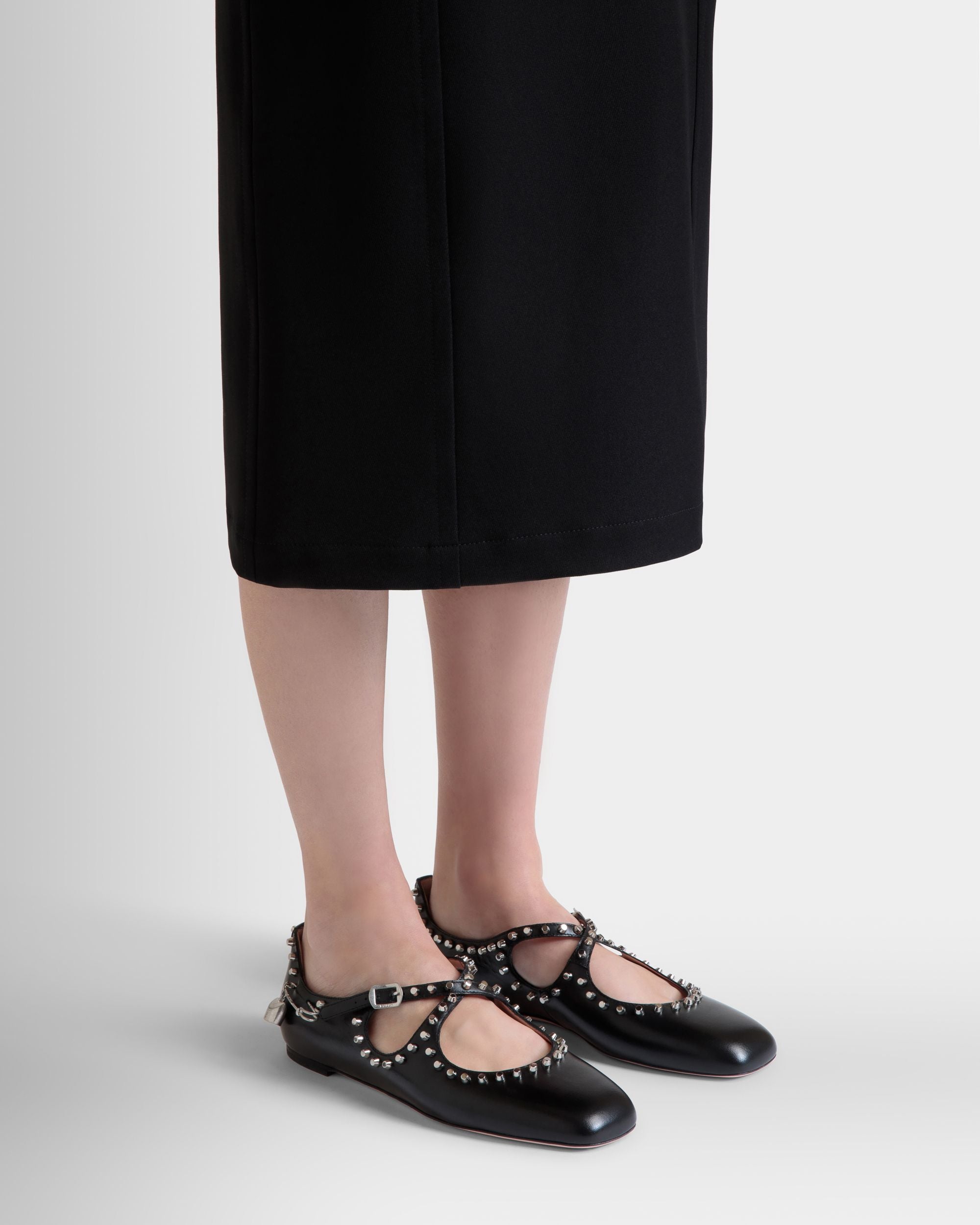 Chaussure À Talon Plat Ballyrina En Cuir Noir Avec Clous - Femme - Bally - 02