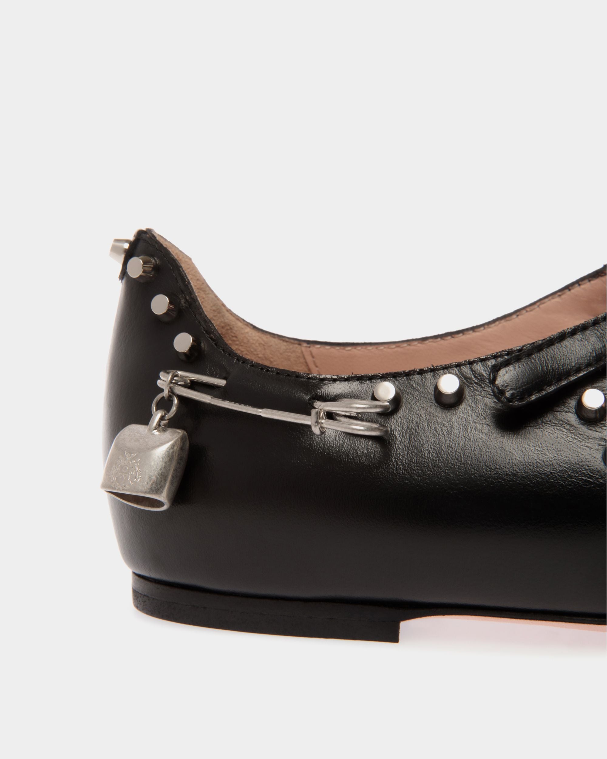 Chaussure À Talon Plat Ballyrina En Cuir Noir Avec Clous - Femme - Bally - 06