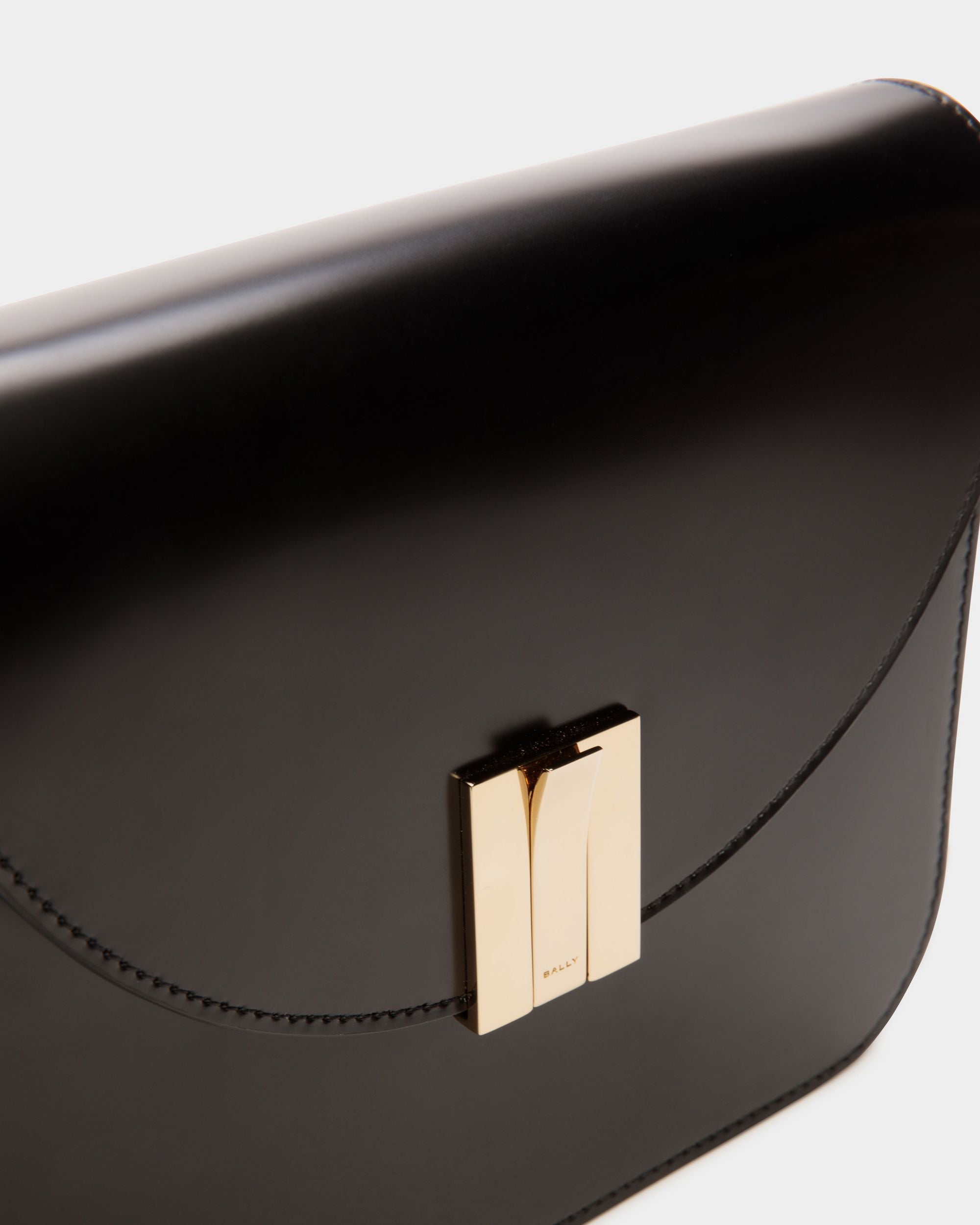 Sac À Bandoulière Ollam En Cuir Brossé Noir - Femme - Bally - 06