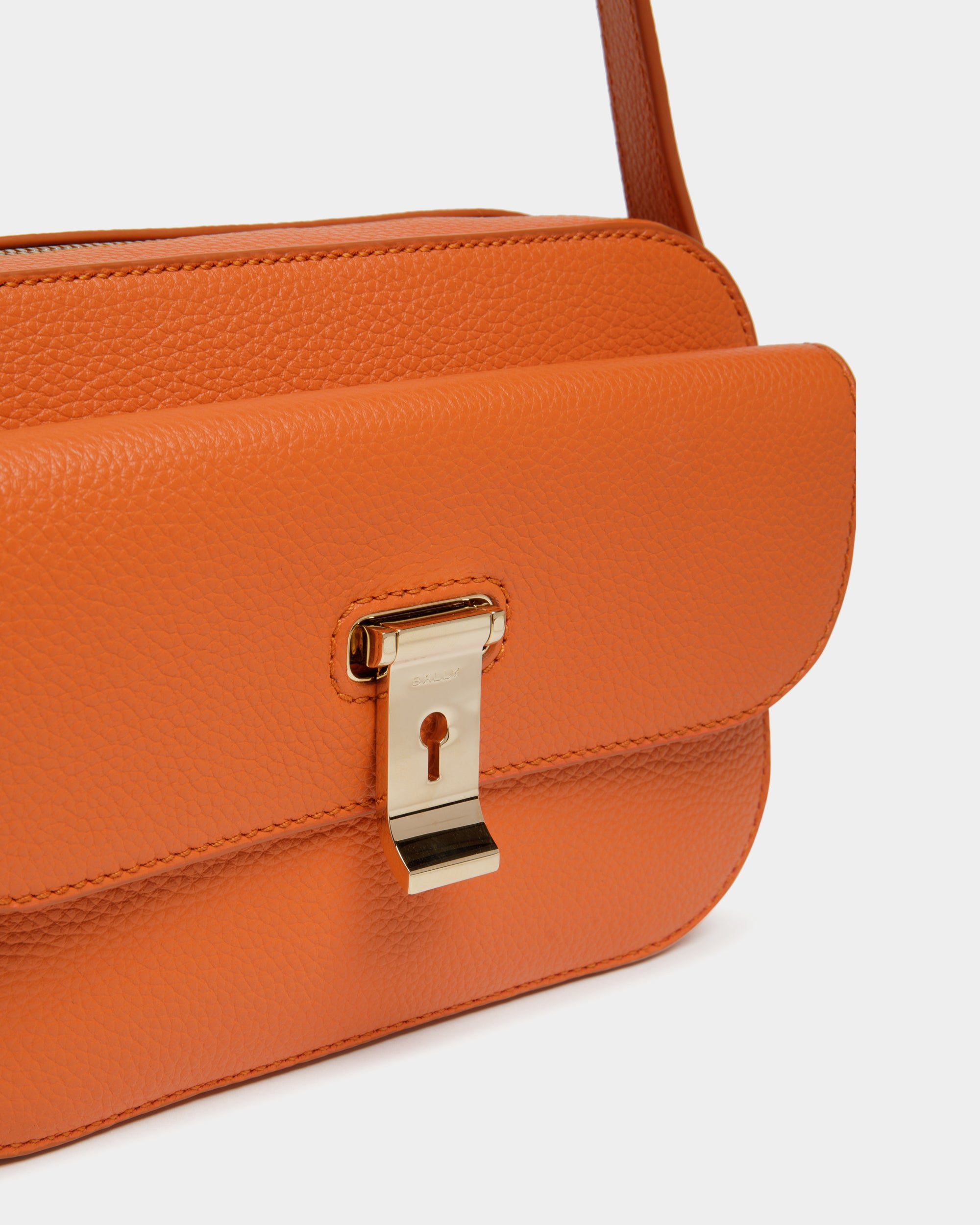 Petit Sac À Bandoulière Lock Me En Cuir Grainé Koi Orange - Femme - Bally - 05