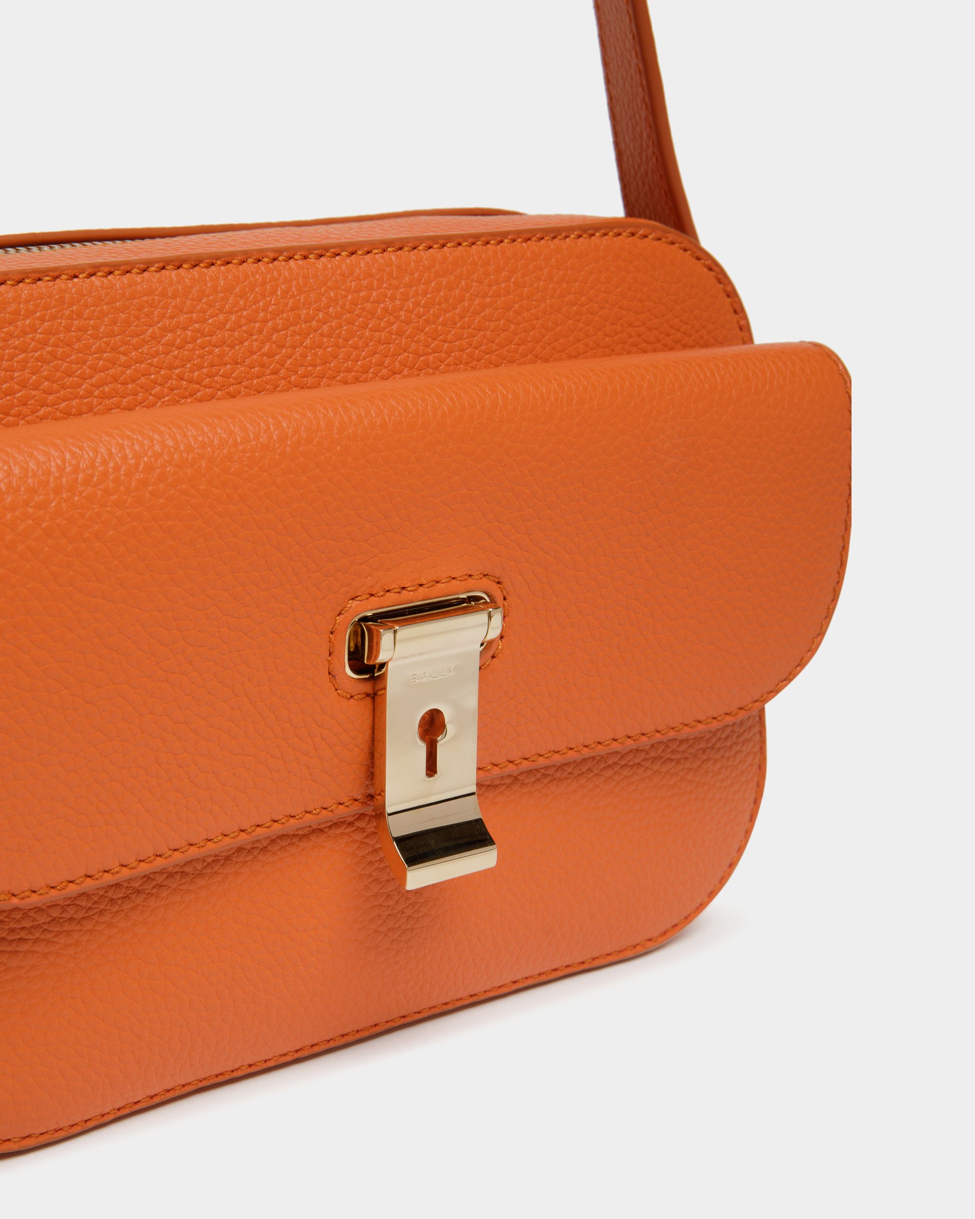 Petit Sac À Bandoulière Lock Me En Cuir Grainé Koi Orange - Femme - Bally - 05