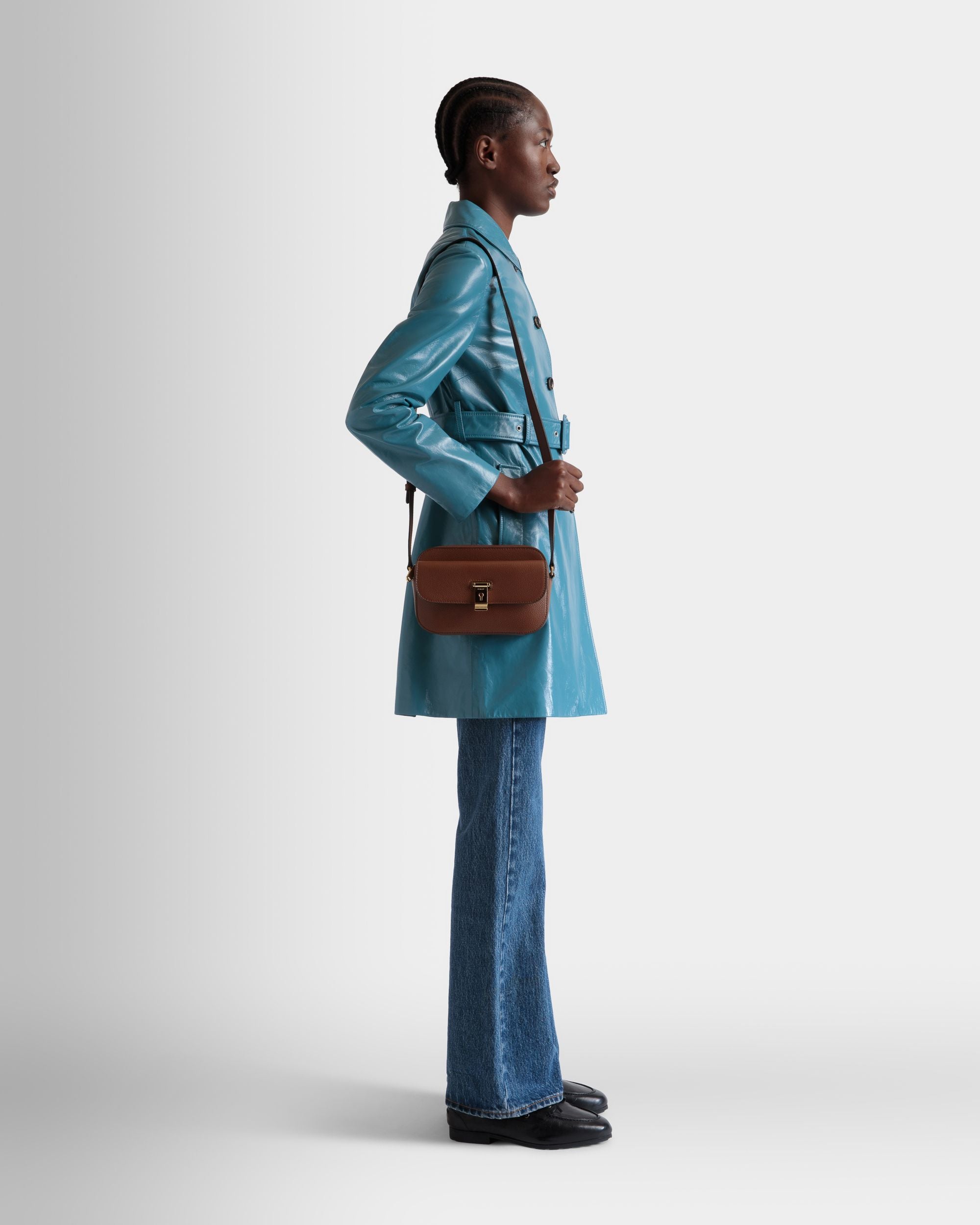 Petit Sac À Bandoulière Lock Me En Cuir Grainé Marron - Femme - Bally - 02