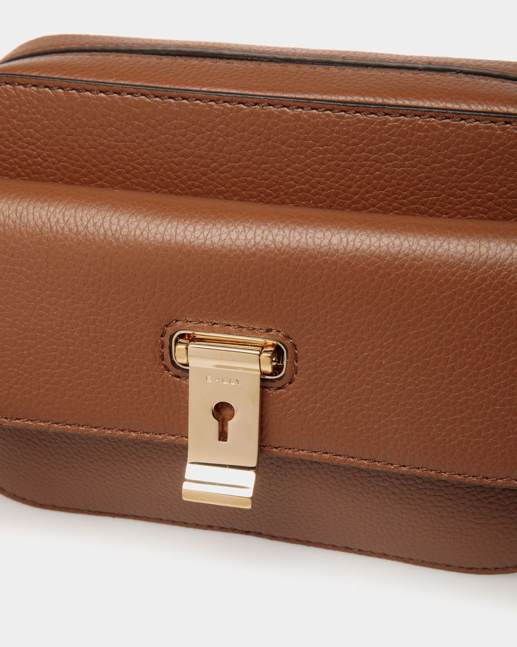 Petit Sac À Bandoulière Lock Me En Cuir Grainé Marron - Femme - Bally - 06