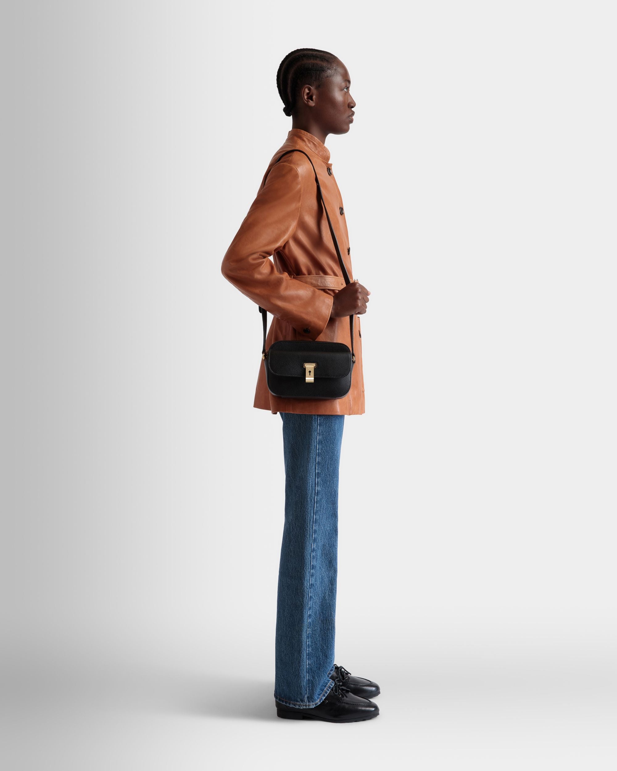 Petit Sac À Bandoulière Lock Me En Cuir Grainé Noir - Femme - Bally - 02