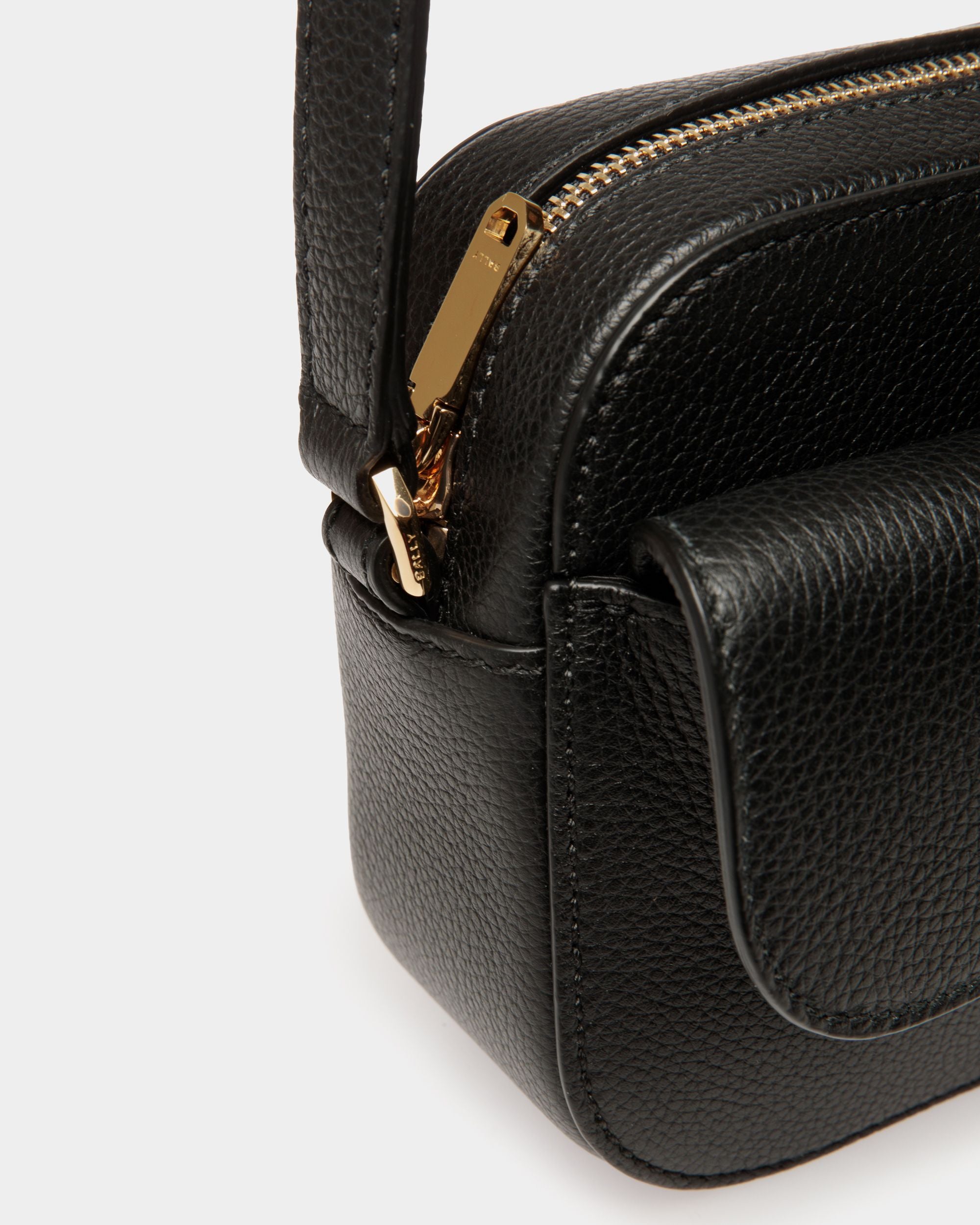 Petit Sac À Bandoulière Lock Me En Cuir Grainé Noir - Femme - Bally - 07