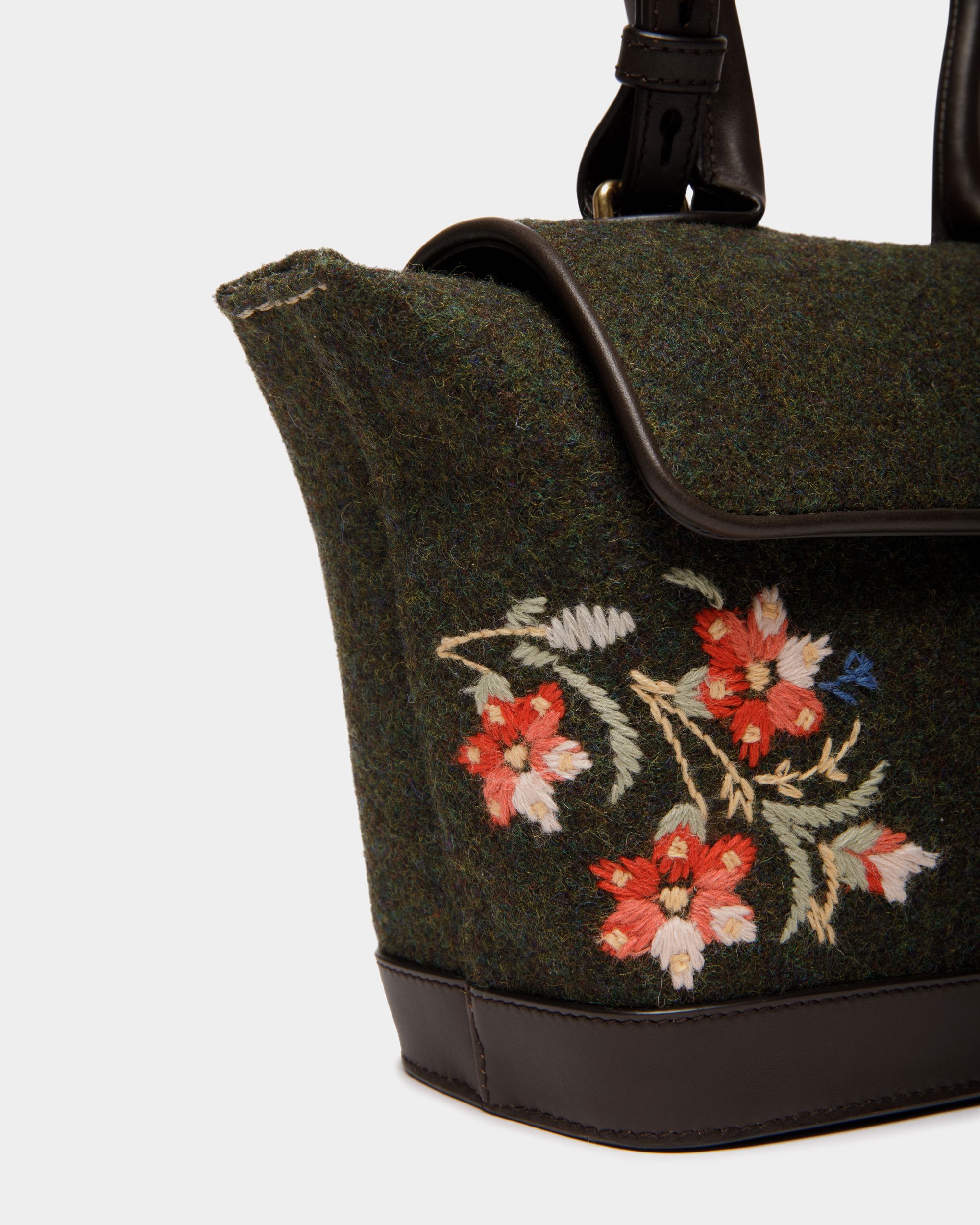 Sac À Main De La Capsule D’Hiver Doté De Anse Supérieure, En Laine Vert Foncé Et En Cuir Ebano, Orné De Fleurs Des Alpes - Femme - Bally - 06