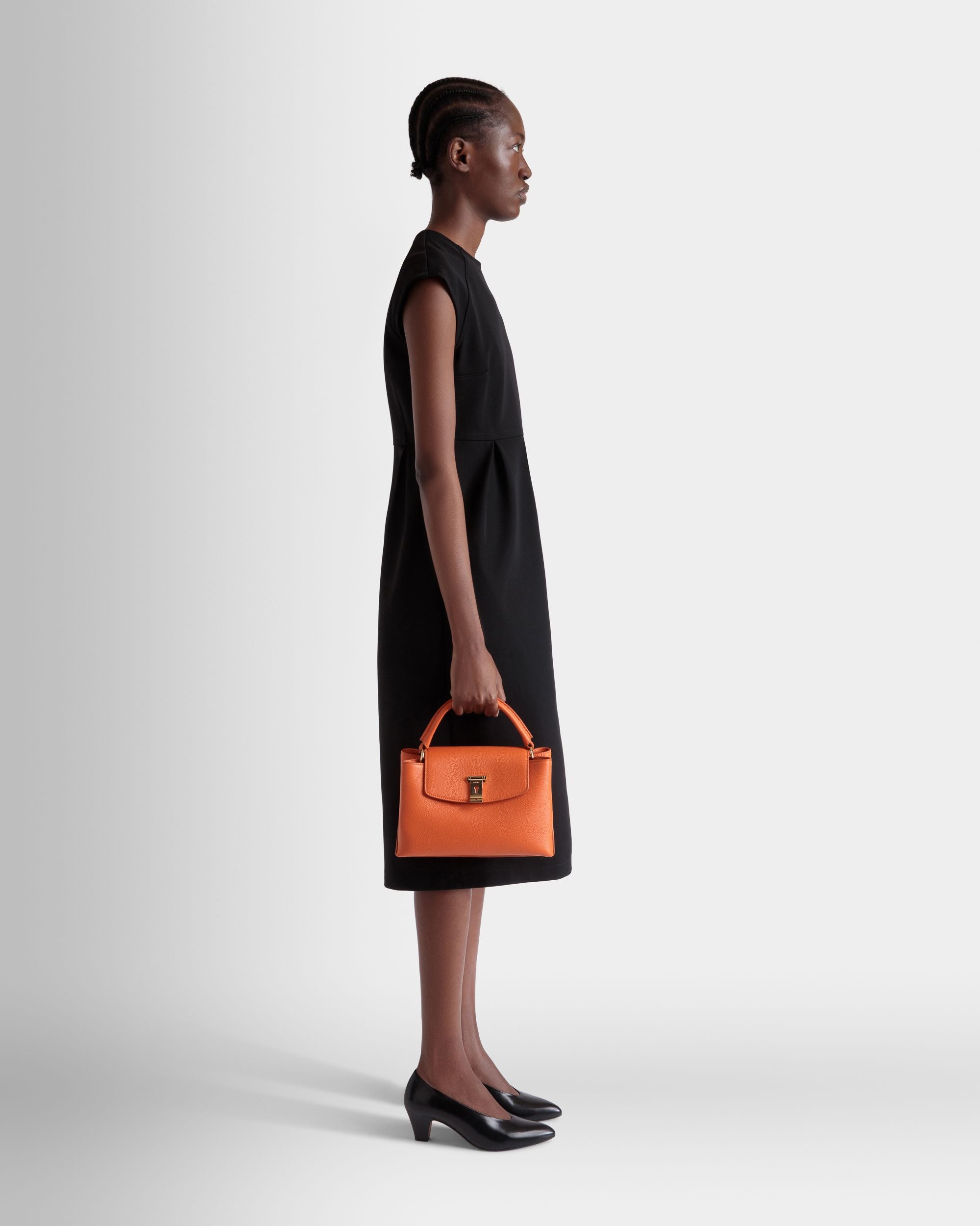 Petit Sac À Anse Supérieure Lock Me En Cuir Grainé Koi Orange - Femme - Bally - 02