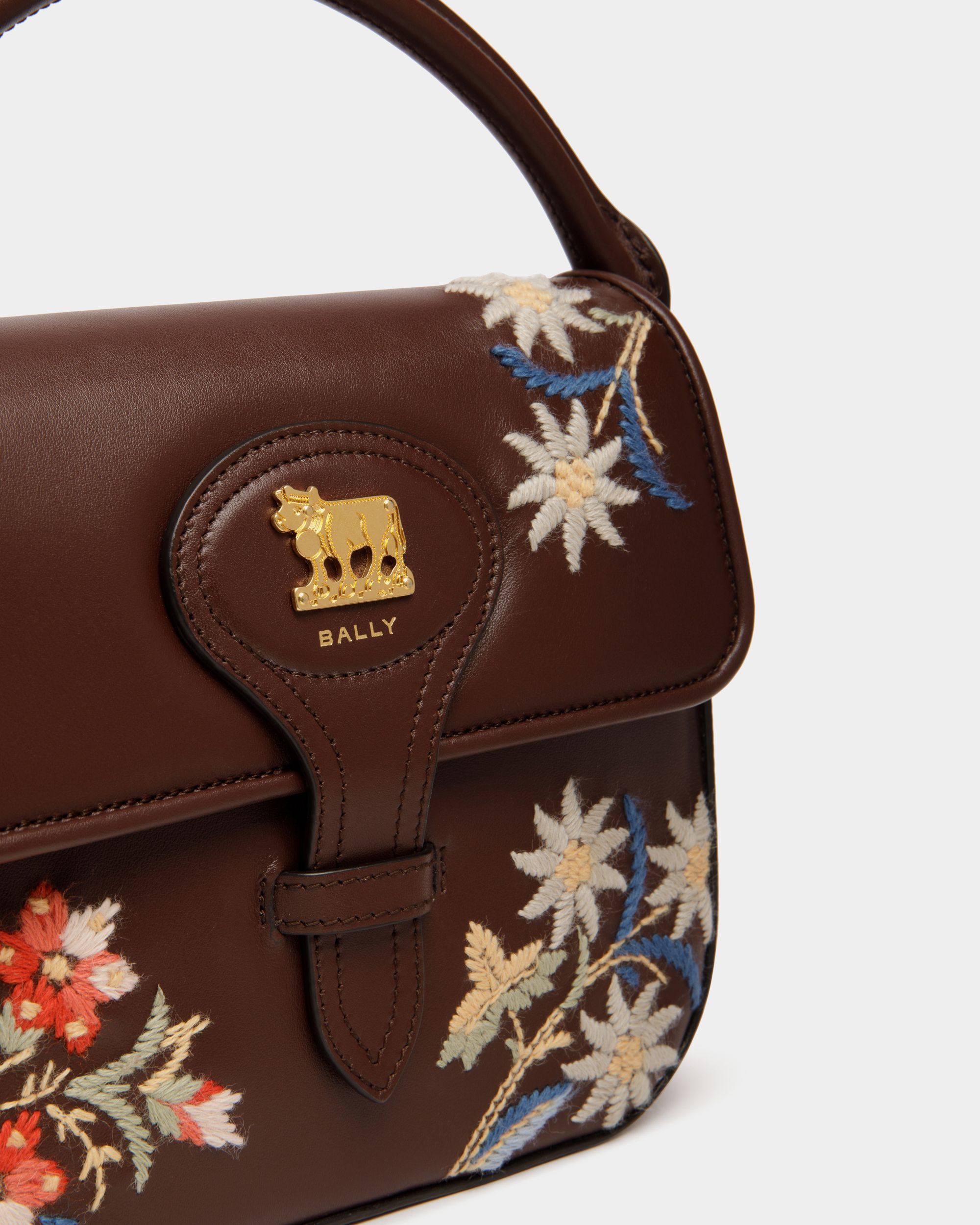 Mini Sac De La Capsule D’hiver En Cuir Châtain Orné De Fleurs Des Alpes - Femme - Bally - 05
