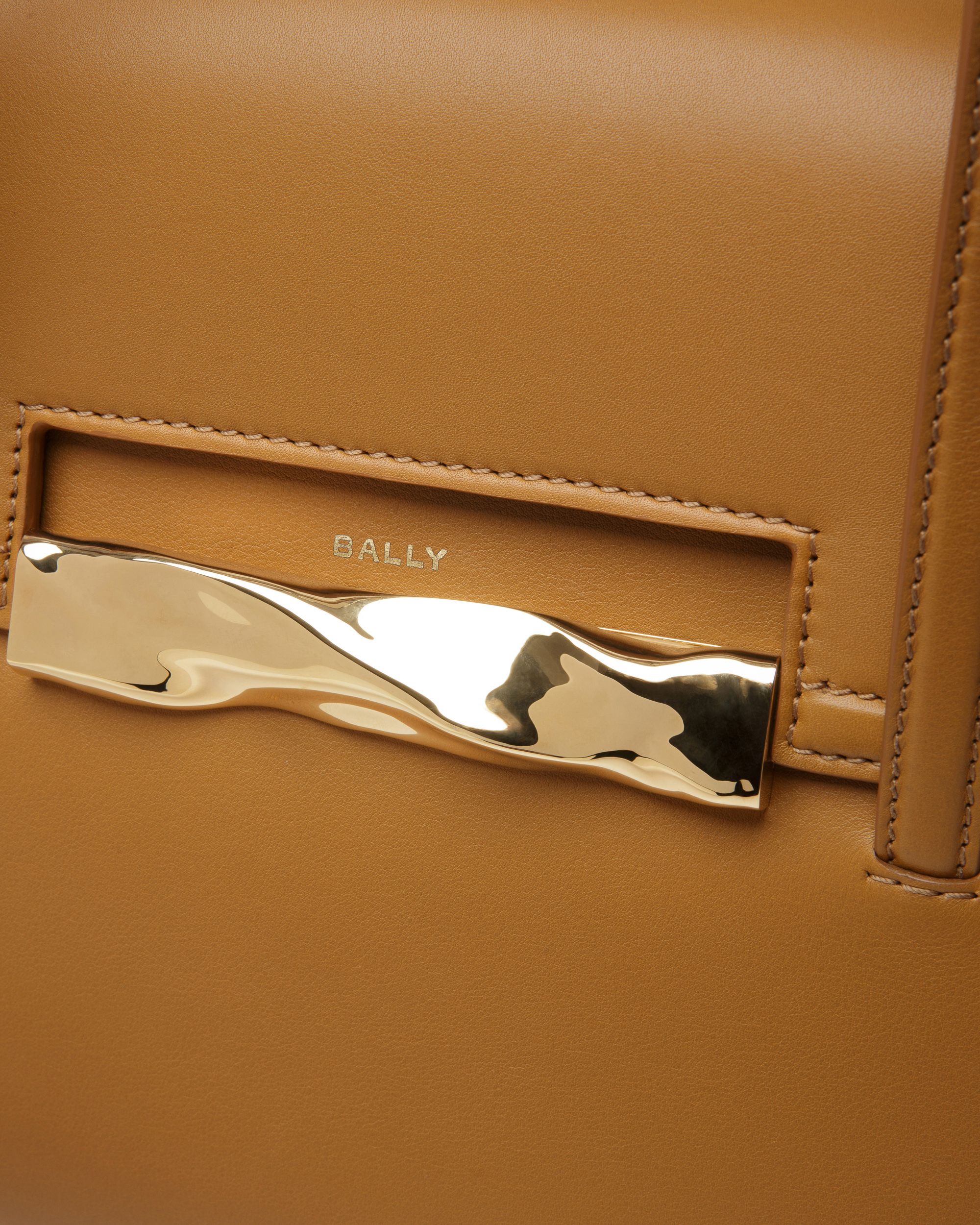 Sac d’épaule Baroque En Cuir Couleur Désert - Femme - Bally - 06