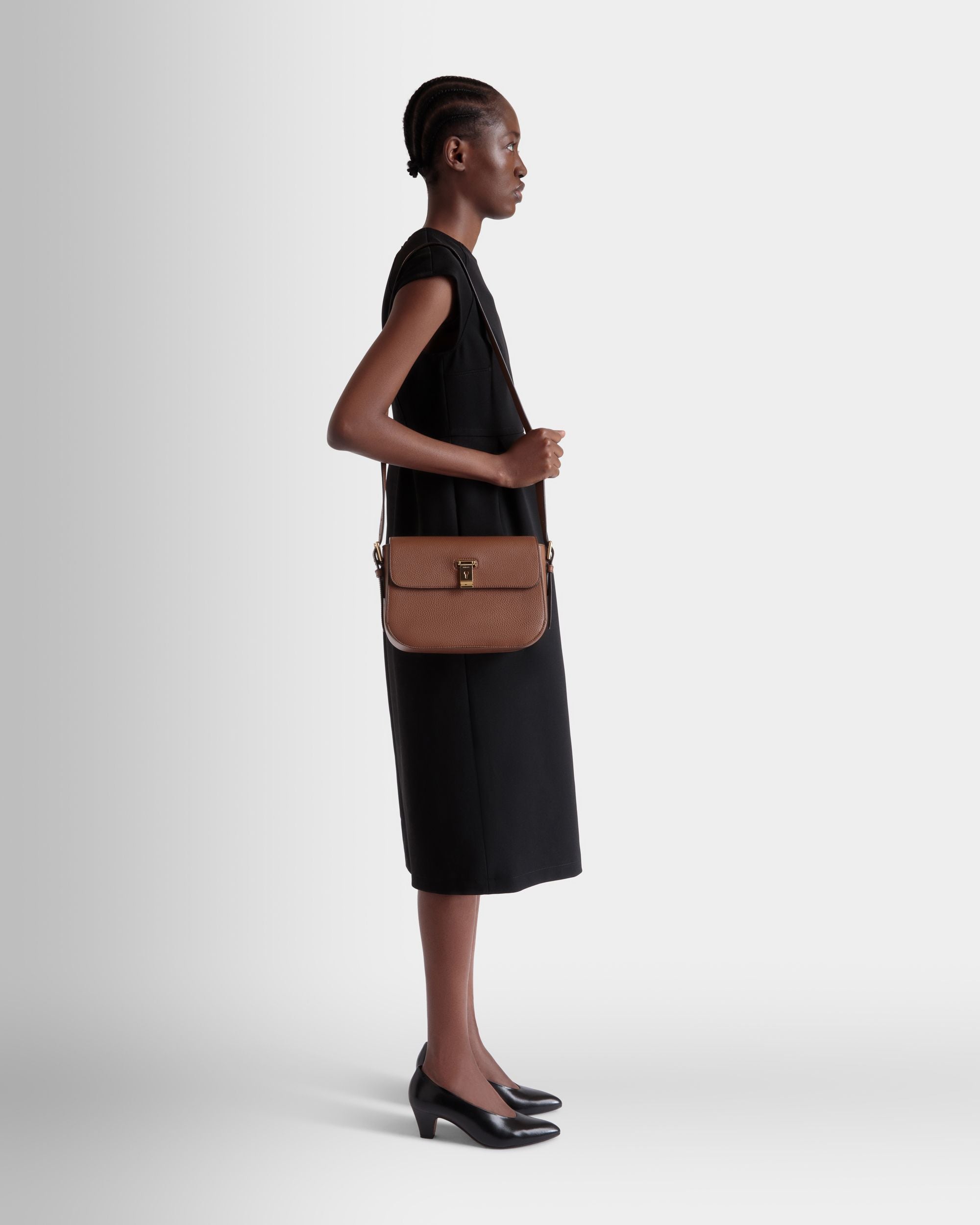 Sac D’épaule Lock Me En Cuir Grainé Marron - Femme - Bally - 02