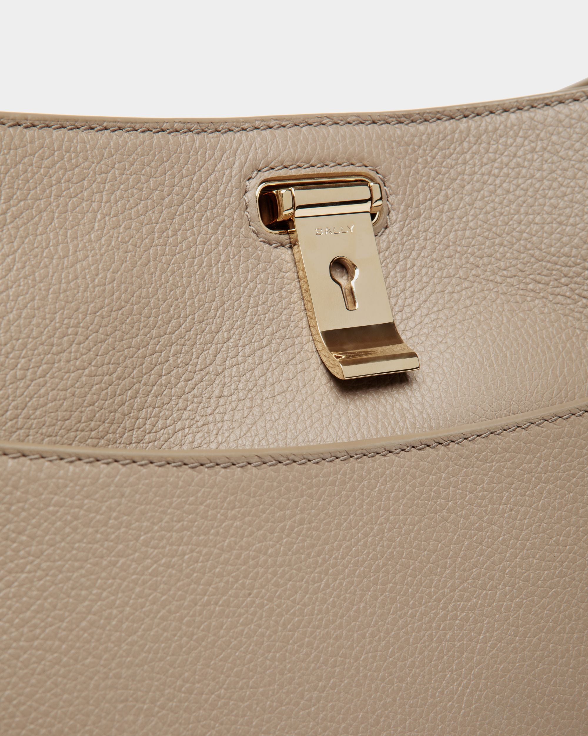 Sac D’épaule Lock Me En Cuir Grainé Taupe - Femme - Bally - 05