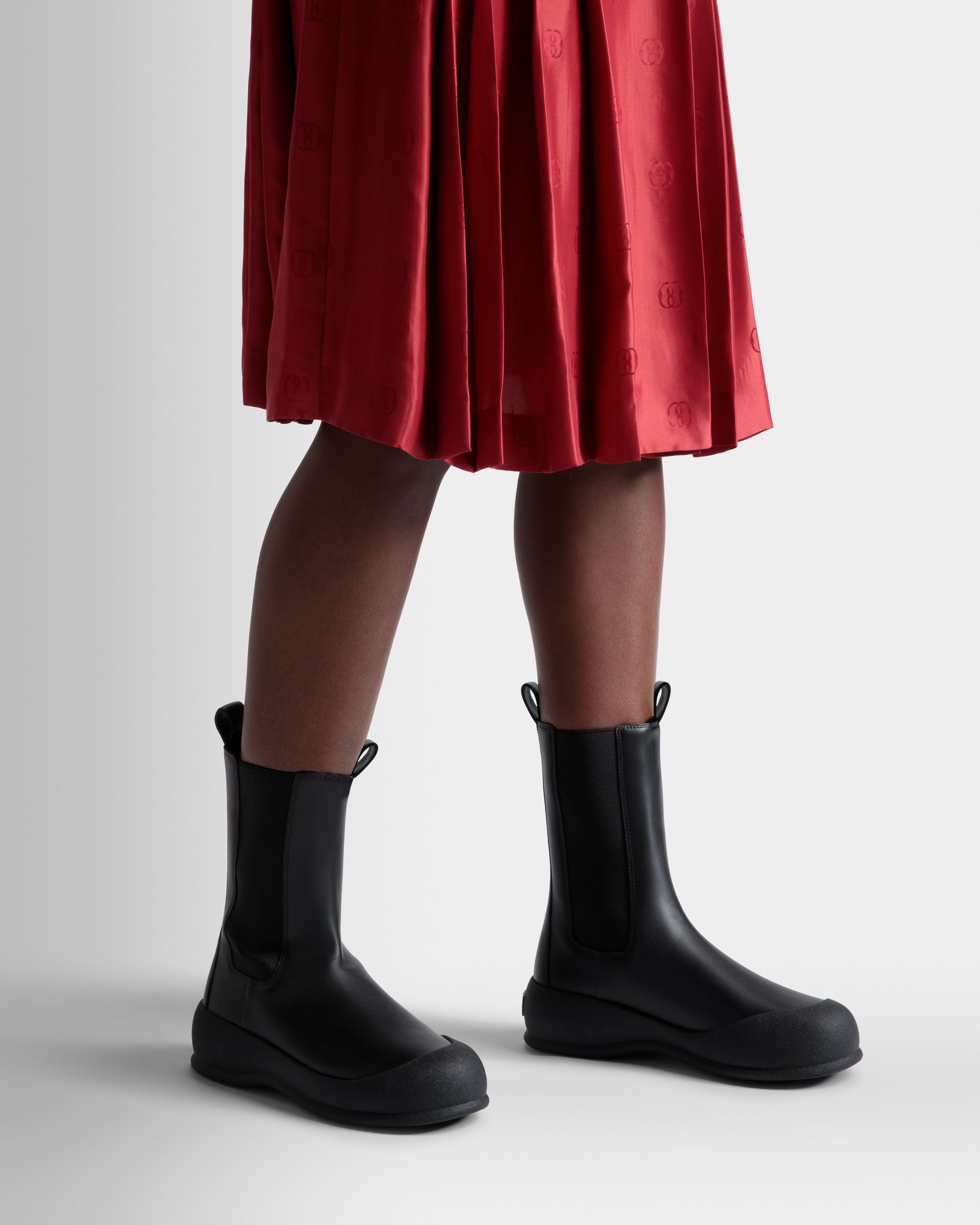 Bottines Frei| Chaussures pour femme | Cuir noir | Bally | Sur mannequin Gros plan