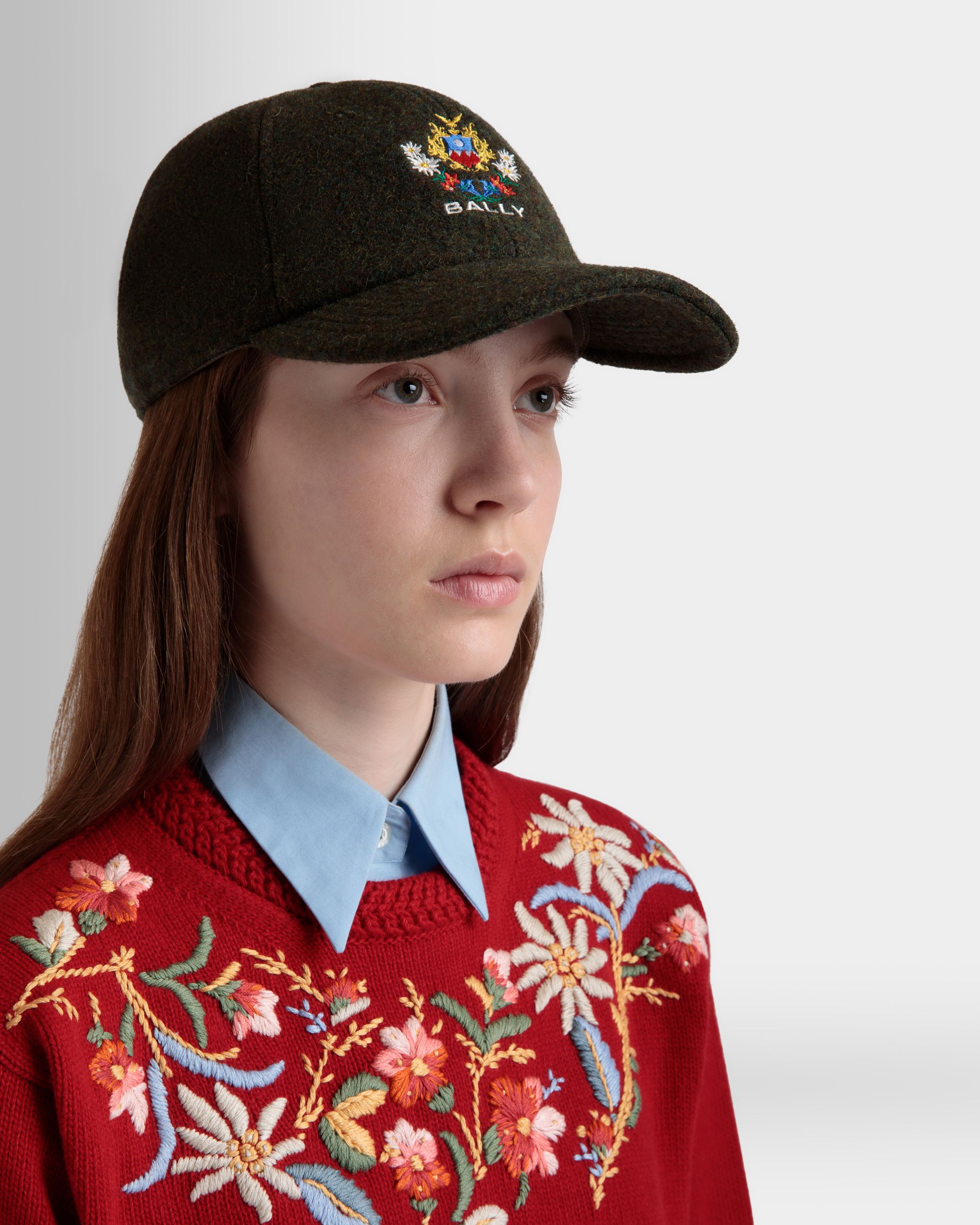 Casquette De Baseball De La Capsule D'hiver En Laine Vert Foncé Ornée De Fleurs Des Alpes - Femme - Bally - 02