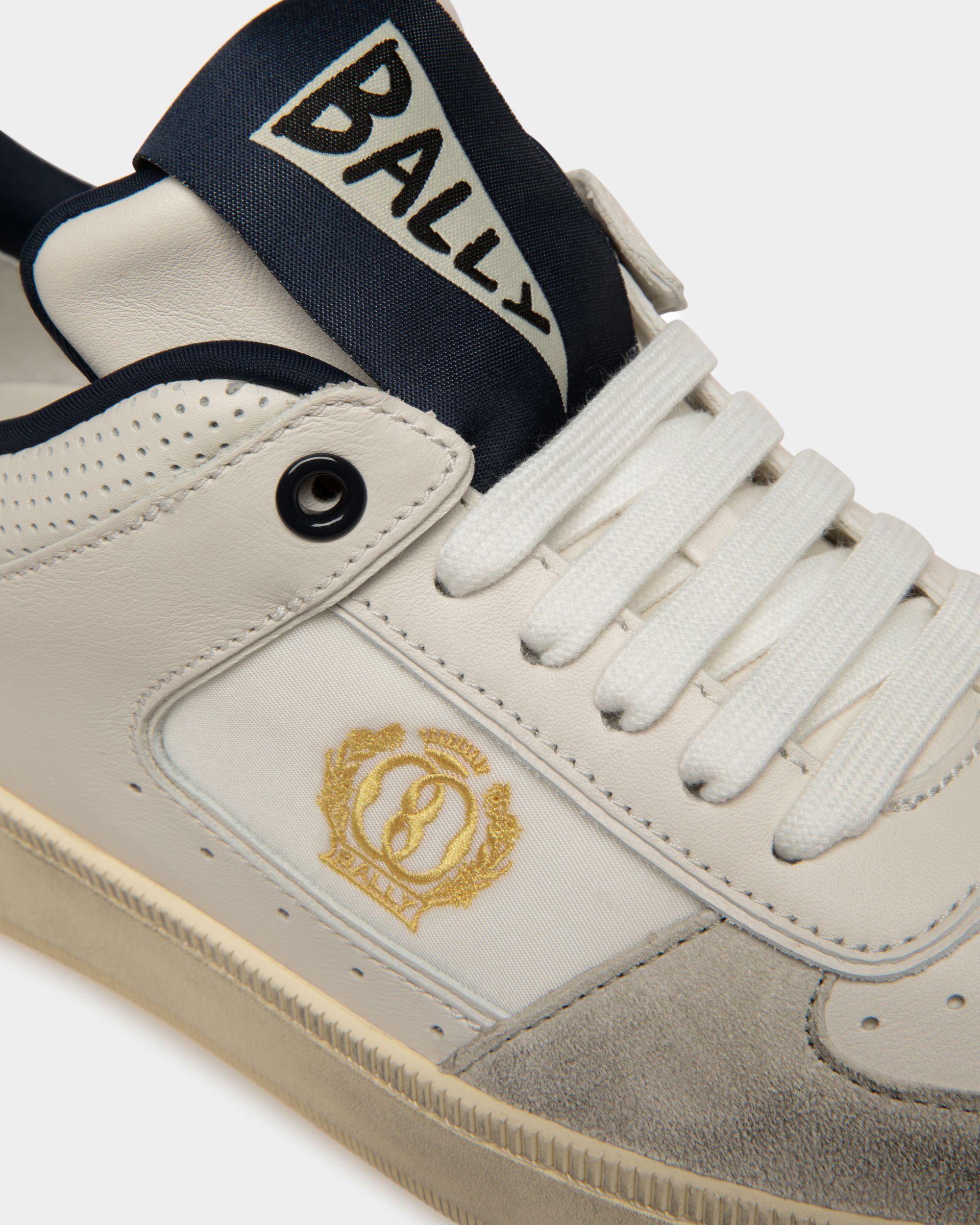 Sneakers Raise En cuir blanc poussière et bleu nuit - Femme - Bally - 05