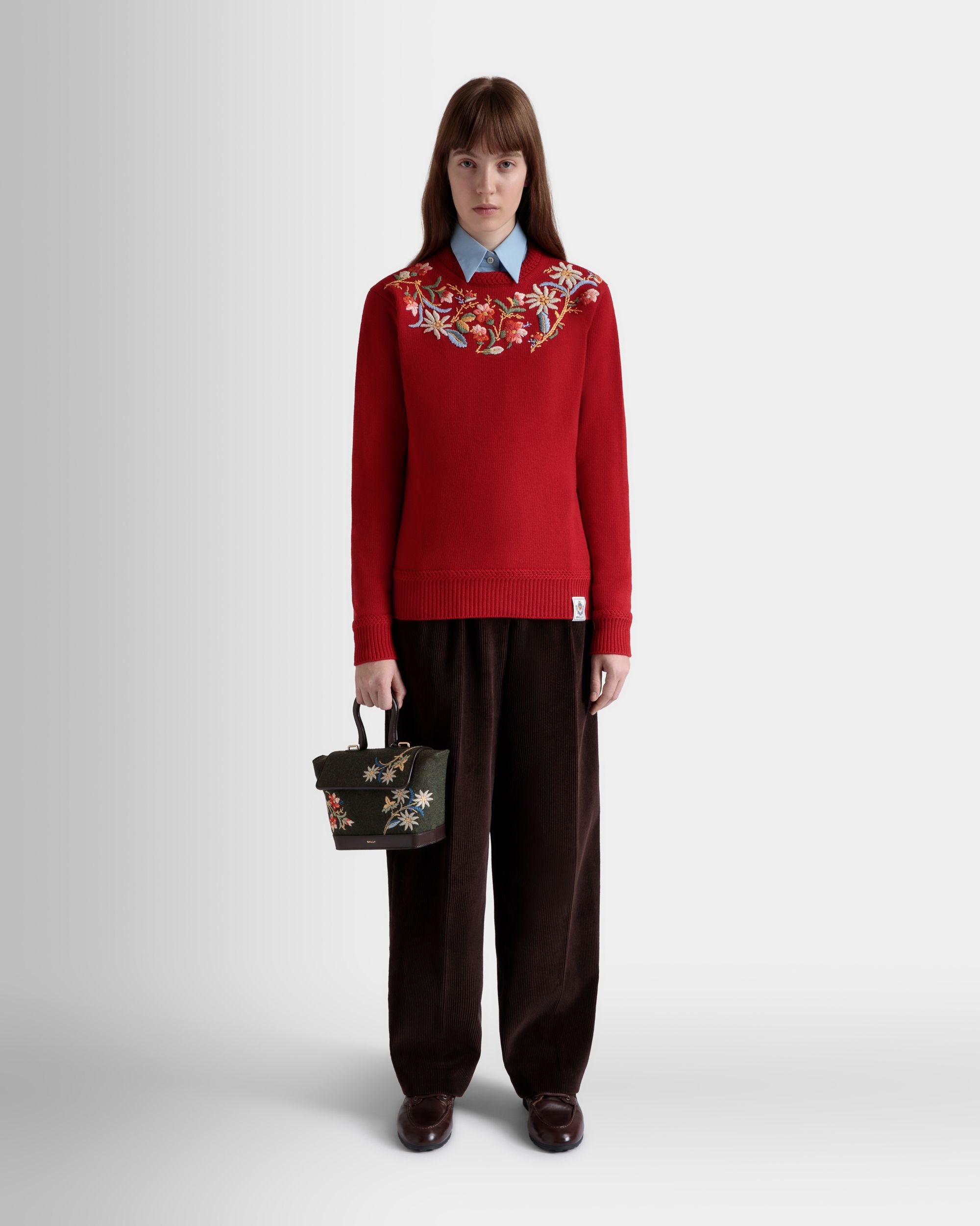 Pull Ras-Du-Cou De La Capsule D’hiver En Laine Rouge Orné De Fleurs Des Alpes - Femme - Bally - 02