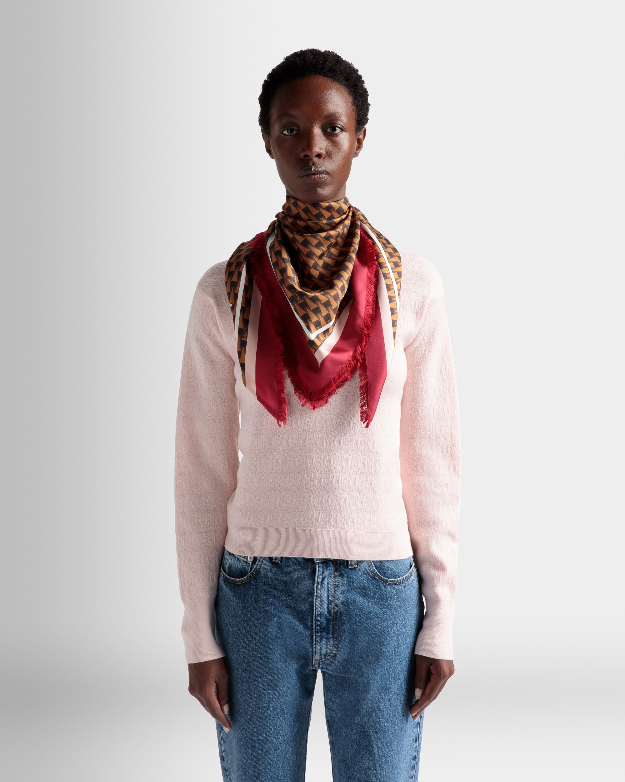 Foulard carré imprimé Pennant En soie couleur désert - Femme - Bally - 02